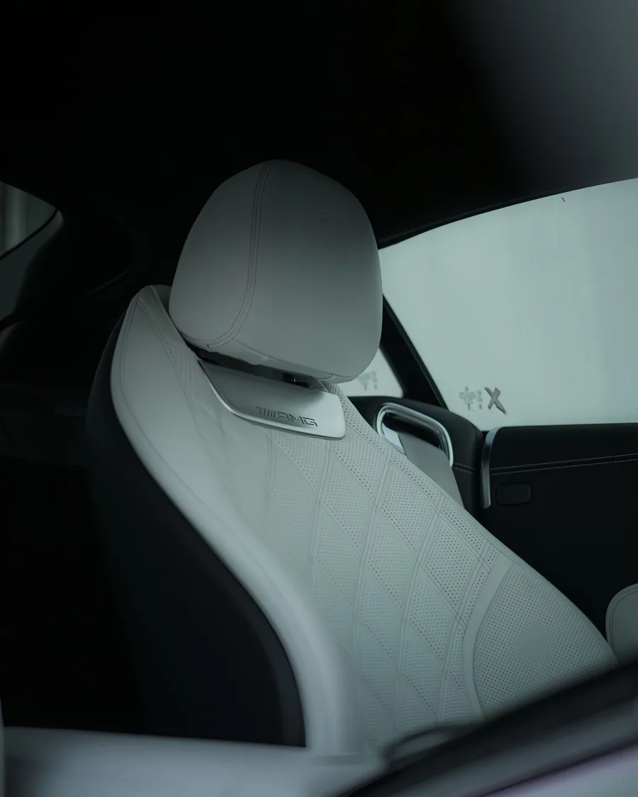 Asientos de piel blancos de auto limpios y acondicionados