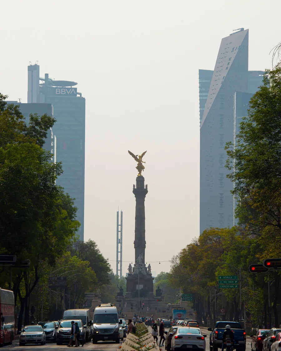 Autos circulando en Paseo de la Reforma con el Ángel de la Independencia al fondo