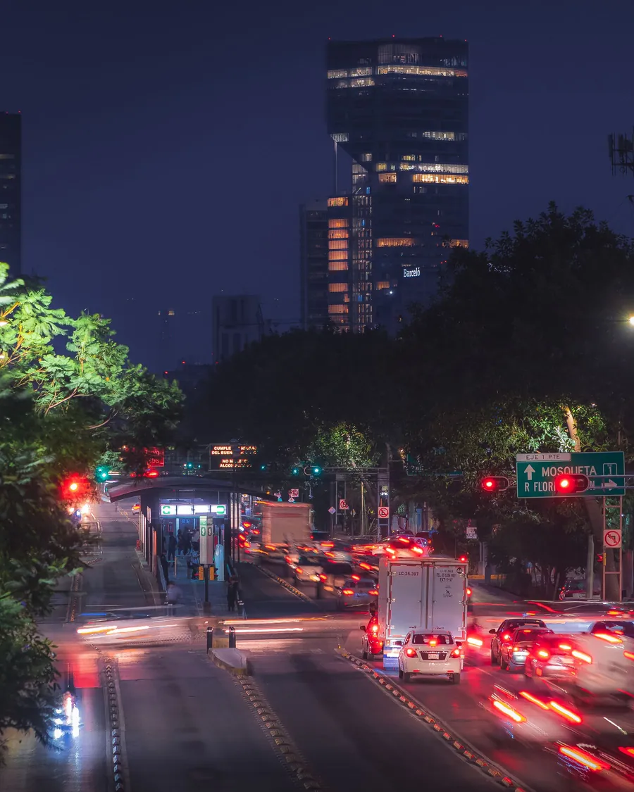 Calle de la Ciudad de México de noche con autos y luces