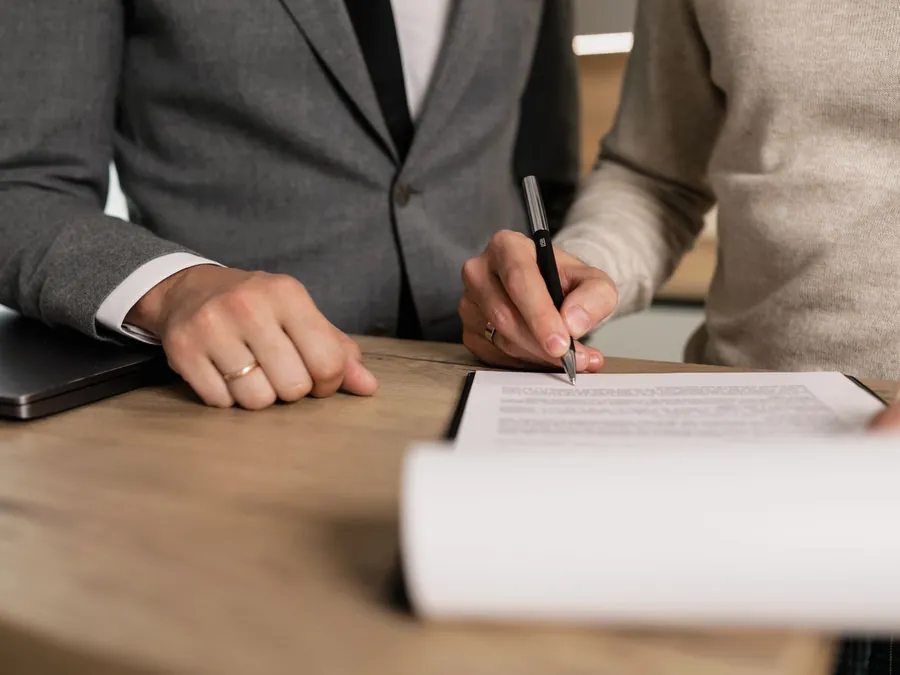 Firma de contrato de compraventa de un auto usado