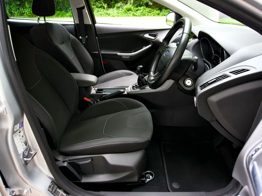 Interior de auto con asientos y alfombras limpios