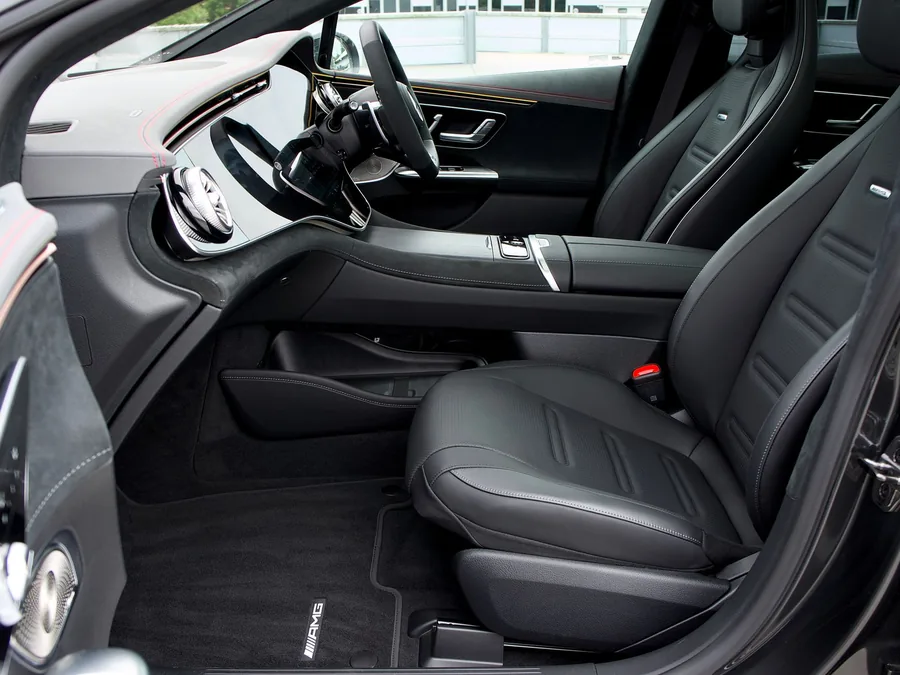 Interior de auto con asientos de piel y tablero limpios después del detallado
