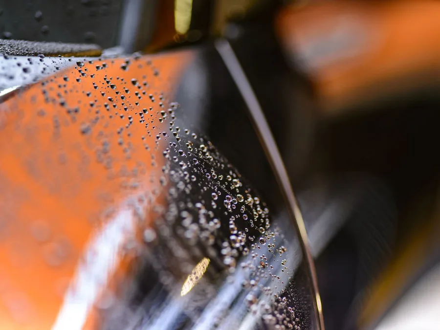 Gotas de agua sobre pintura de auto protegida