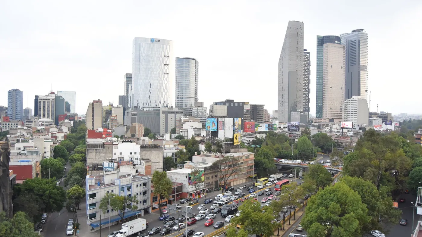 Vista de avenidas con tráfico y edificios en la Ciudad de México